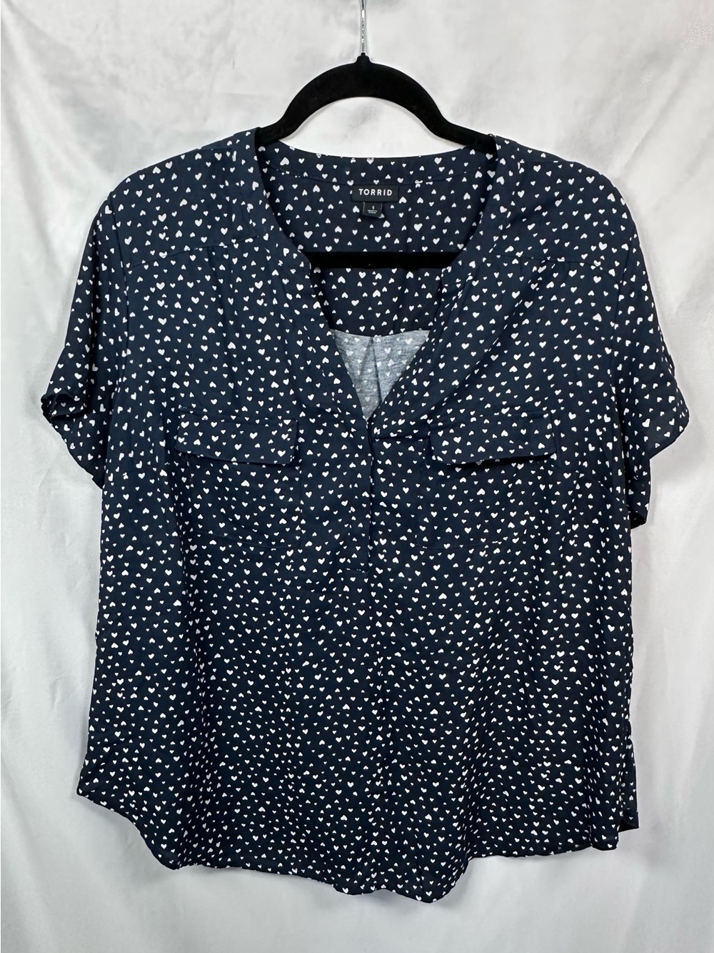 Torrid navy blue popover blouse with white hearts. Size 1